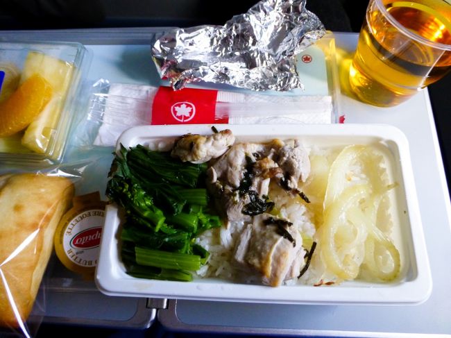 ２回目の機内食。チキンの乗ったご飯。