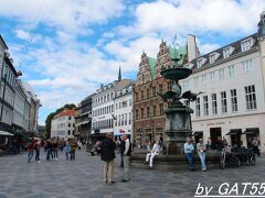 昨日と同じくストロイエへ。
早朝の清掃も終わり、お店もオープンしてて活気づいてた。