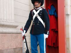 中央駅からブラブラ散歩して１時間４０分でアメリエンボー宮殿に到着。
正午の衛兵交代式を待ちます。
