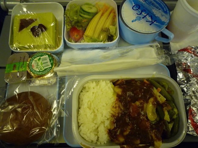 エジプト航空で出発。<br />1回目機内食。<br />宗教上、豚肉料理、アルコールはありません。<br />機内でお酒飲みたい方は持ち込みする必要あり。<br />