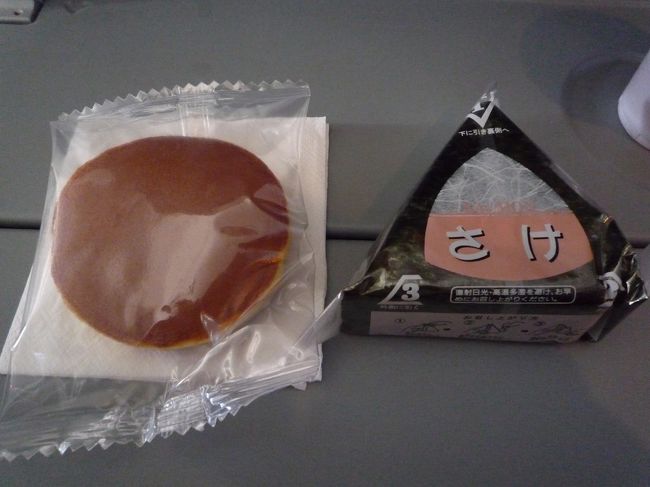 1回目と2回目の機内食の間に軽食でドラ焼きとおにぎりが出ました。