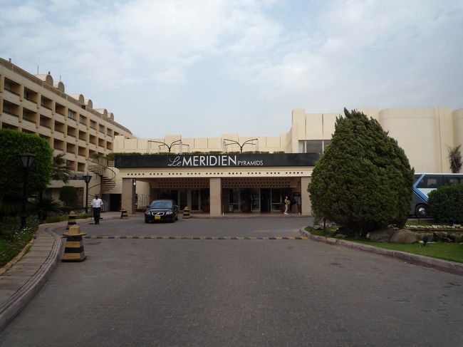 ホテル正面玄関。ではバスで観光に向かいます。<br />