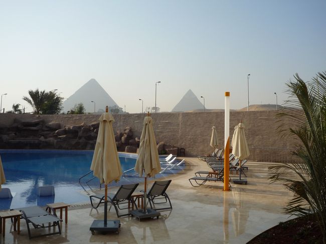 2日目朝集合時間前にプールに行ってみた。こちらからもピラミッド見える♪