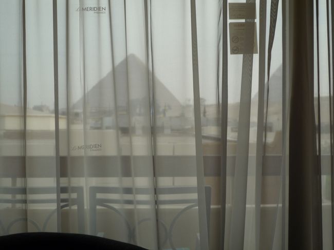 朝起きてカーテン開けたらピラミッドが見えたー！！！<br />ピラミッドお目見えに感動(T_T)