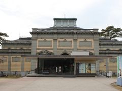 次は東大寺の向かいの奈良国立博物館です。ここの閉館時間が割と早いのであまりじっくりとみられませんでしたが、ここの魅力は貴重な仏像の数々。

ここに来るときは時間をたっぷりとってじっくり見学されるのが良いですね。