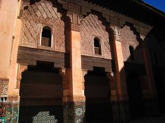 次に行ったのは博物館のお隣の神学校(Medersa Ben Yousef)
ただの神学校ではない。ここは学生たちの寄宿舎でもあったが、建築物としても超有名。
1500年代に、当時の最高水準の建築技術を用いて建築されたとされる建物だ。

