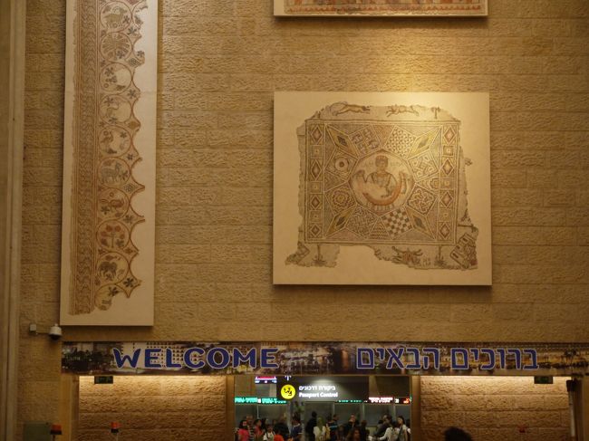 約9時間のフライト<br /><br />子供が泣いたり騒いだりしないか心配でしたが<br />静かに遊んだり眠ったりとお利口で安心。<br /><br />飛行機を降り税関に向かいます。<br />私服警察官が数名立って乗客をチェックしている。<br />男性だけだと職務質問されるようです。<br /><br />入国審査<br />世界で一番厳しいという出入国審査へ。<br />必要な書類を準備し、どんな質問にも答えられるよう<br />構えていたら、にこやかな挨拶と入国目的などの<br />通り一遍の質問が2〜3こ。<br />約2週間の滞在だと話すと、「もっと長くいてもいいよ〜」だって。<br /><br />翌日、入国スタンプを押してもらうのを忘れていたことを思い出す。<br />せっかくの記念だったのにガッカリ。