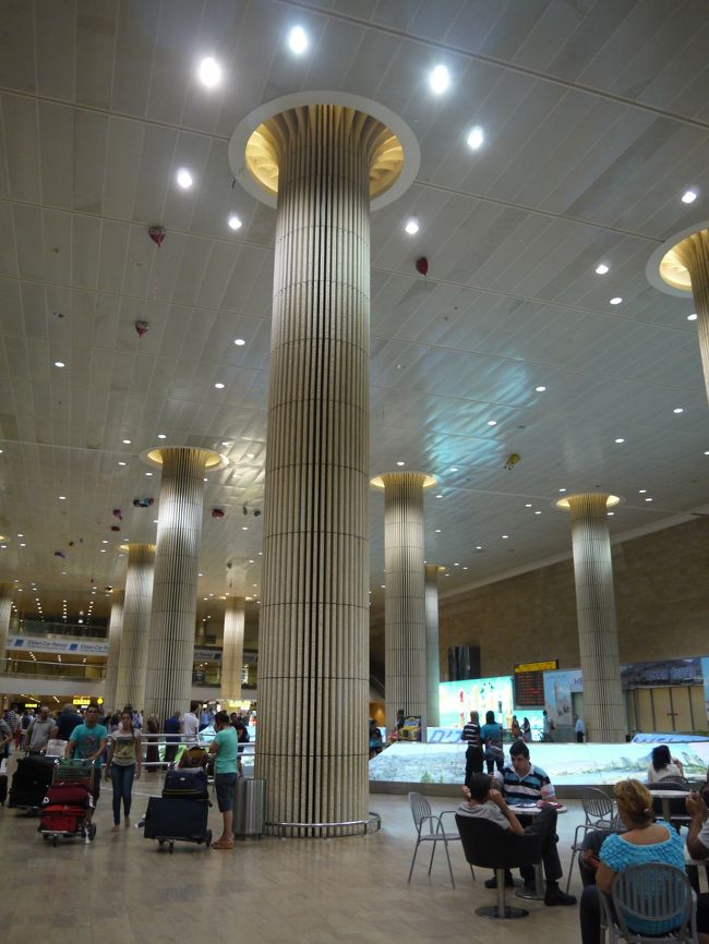 ベングリオン空港の到着ロビー<br />深夜もコーヒーショップはオープンしている