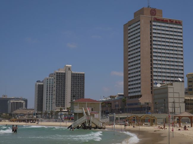 空港からテルアビブのホテルまではタクシーで20〜30分くらいかな?<br />深夜だから道路も空いている。<br /><br />イスラエルはホテル代が高い。<br />後半はヒルトンを予約していたのだけど、<br />初日は深夜に着いたので、宿泊料を抑えるため<br />最初の2泊はシェラトン・テルアビブへ。<br /><br />クラブフロアのキングベッドを予約したつもりが<br />ダブルベッド1台。部屋は狭くてバスルームも古い。<br />海側の部屋だったけど、一晩中、前の道路の工事が続き<br />うるさかった。<br /><br />朝食ビュッフェは品揃えもよく素敵。