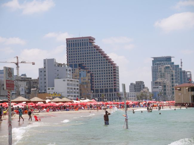 朝食の後は着替えてホテルから道路を渡ったビーチへ<br /><br />インターコンチネンタルホテルの前あたりは<br />ビーチパラソルもたくさんあって人が多いけど<br />シェラトン周辺はそれほど混んでいません。<br />地元の人が多かった。