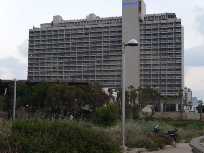 夕方はビーチ沿いを散歩し、翌日から泊るヒルトンを<br />眺めながら、また散歩。<br />遊歩道を歩いて港へ。<br />シーフードレストランやブティックが並んでいます。