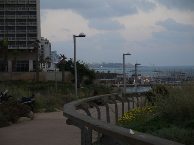 ヒルトンは高台にあるので、ビーチ沿いを歩き<br />途中から坂を上がってまた下る。<br />ホテル前の芝生には遊具が並び日除けテントも<br />ついている。