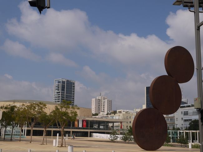 3日目<br /><br />朝食後ホテルのプールへ<br />昨日の好天がうって変わって<br />午前中は曇り。海も少し荒れていて肌寒く<br />泳いでいる人も少ない。<br /><br />その後、ホテルをチェックアウトして周辺散策。<br /><br />暑いのでホテルから数ブロック離れたジェラート屋さんで<br />ジェラートを食べ小休止。<br />その後はまた散歩しながらレストランを見つけ昼食。<br />シュニッツェル（メニューでは違う名前でした）が<br />美味しかった。<br /><br />その後は日本買うより安いと聞いたsabon本店を目指し<br />シェンキンストリートへ。<br />テルアビブ美術館前の坂を上がり長い道のりを歩く・・<br />