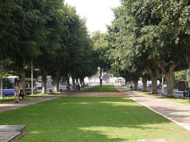 バウハウス様式の家が並び面白い<br /><br />ここも芝生の上にしばしば遊具が登場します。