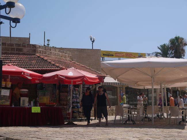 5日目はヤッフォへ<br /><br />ヒルトンからタクシーで約10分。<br />部屋から見たときは、とても遠くに見えたので<br />4-50分かかるかと思っていたのに近くて驚き。<br /><br />ここは観光スポットらしく、様々な国籍の人がいた。<br /><br />タクシーの中で子供が寝てしまったのでカフェで休憩。<br />食事が運ばれた頃に起きてきたので良かった。