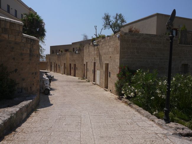 石畳の道、それも坂道が多く<br />古い建物を利用したレストランやアクセサリーショップが<br />並んでいます。