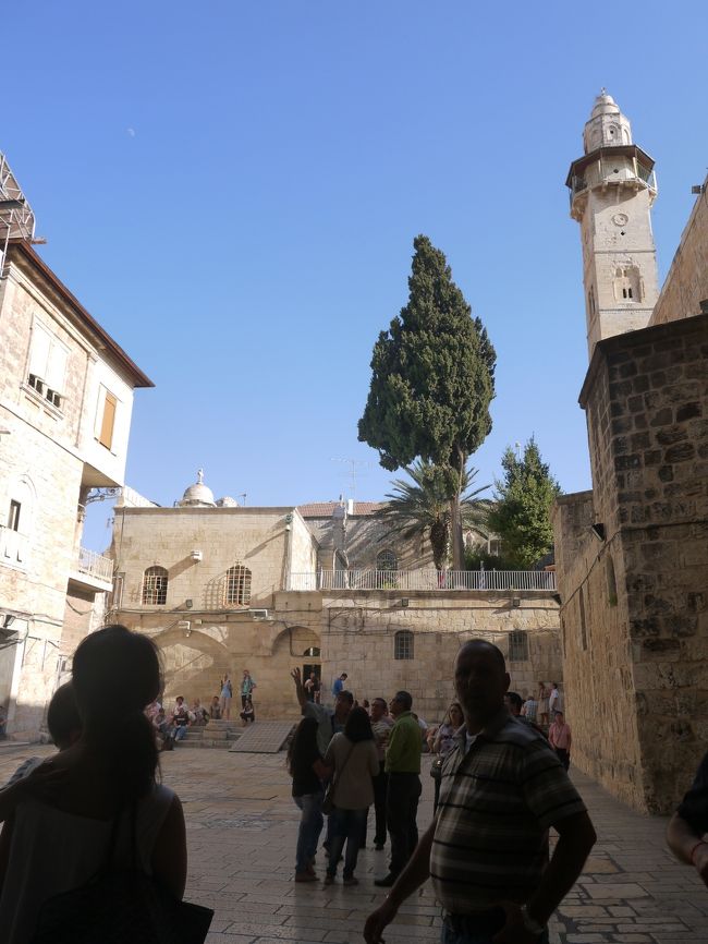 時計塔<br /><br />その後は港まで歩いてマーケットを見たり<br />おやつのピザを買って、タクシーでホテルへ。<br /><br />子供はまだ小さいので観光よりプール・・<br /><br />ヒルトンのプールは素晴らしく、海水を地下から汲み上げているのと<br />ビーチチェアも空いているのでお勧め。<br />子供用プールには全面に天蓋の日除けがついているので<br />安心して遊ばせることができました。<br /><br />ヤッフォに行った以外は、滞在中の殆どの時間を<br />プールで過ごしたため、同様の家族連れと顔見知りになりました。<br />世界中に散らばったユダヤ人家族が、毎年ここに集まり<br />休暇を過ごすのだとか。<br />「ディアスポラ」を身近に感じることができました。