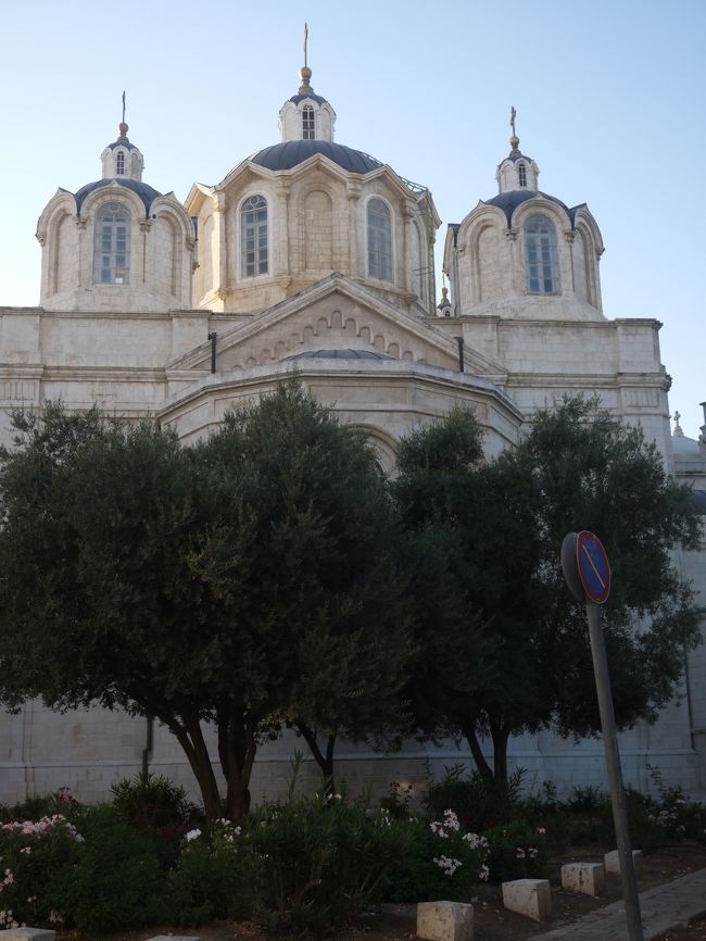 ヒルトンで3泊した後はタクシーでエルサレムへ移動。<br /><br />前日ホテルからヤッフォまで乗ったタクシーだったそうで<br />びっくり。子連れなので運転手さんがよく覚えていて<br />教えてくれました。<br /><br />エルサレムに向かう道中に武装警備されたウェストバンクや<br />ラマラを通り、イスラエルに来たんだなぁと実感。<br /><br />テルアビブはホテル周辺のビーチとレストラン、<br />ヤッフォしか見ていないため比較しづらいですが<br />エルサレムは宗教色が強い雰囲気がありました。<br /><br />着いた日は夕方、トラムに乗り市庁舎周辺を散策。<br />翌日はエルサレム旧市外へ。<br />