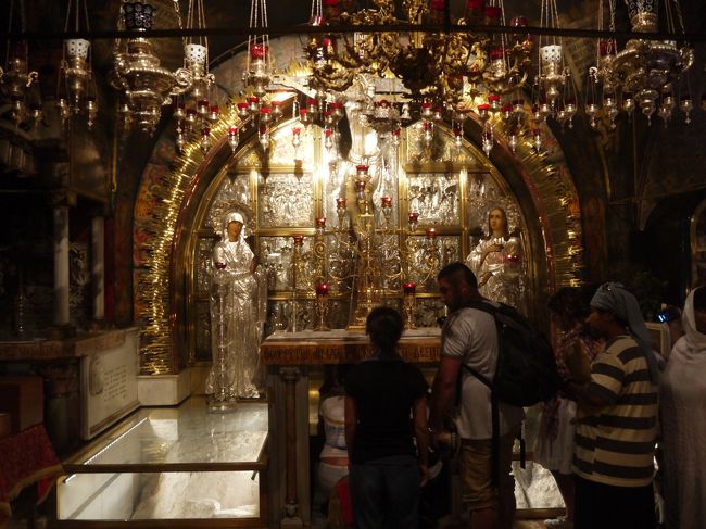 イエスの墓に入るため長蛇の列ができていました。<br />子供がぐずるのと、キリスト教徒ではないため<br />なんとなく申し訳なくて並ぶのは止めました。