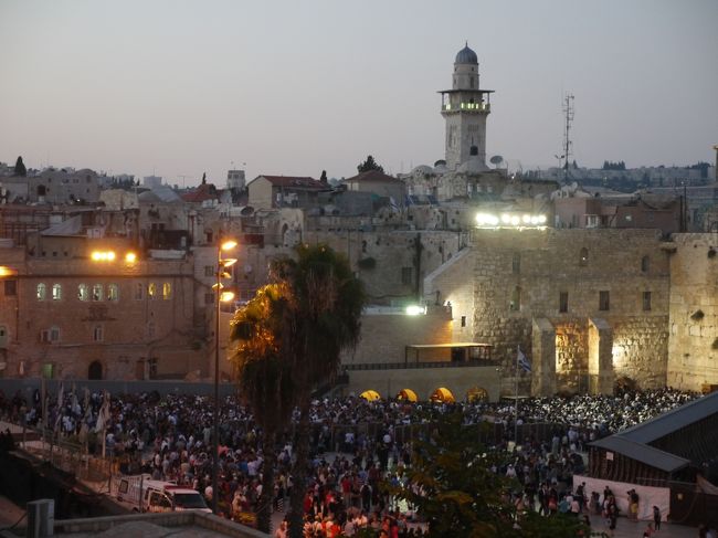 訪問したのがユダヤ教の神殿崩壊日「ティシャ・ベアヴ」<br />の日であったため、嘆きの壁はユダヤ教徒で溢れ返っていました。<br /><br />ユダヤ教徒にとっては2番目に重要な記念日で<br />日暮れまで断食しているそうです。<br />嘆きの壁の近くのアラブ系のお店で夕食を取っていると<br />敬虔なユダヤ教徒の子供達が10人くらい店の前に<br />座っていました。<br />お腹が空いているからかと思っていたら、<br />断食しなくてはいけない時間に商売していることに<br />怒って嫌がらせをしているそうです・・。<br />宗教は本当に奥深い。