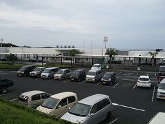 屋久島空港に到着です。既にここに来るバスの中で航空会社から出発遅延のメールが来ていました。