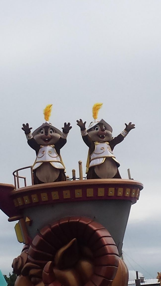 タワー後、新しい？アップルポップ購入。<br />お昼にはカフェポルトフィーノ。<br />やっぱりポップ食べ過ぎたオトウトが残す残す。<br /><br />残り物整理しておなか一杯になったため、<br />見るとなしにミシカのショーを見ました。<br /><br />この時間にショー見たのは初めてだったけど、<br />チップ＆ディルがそばに来て、<br />テンションあがったわー。<br /><br />食べたばかりのくせに、<br />ブラックペッパーポップ購入し、若干持て余し気味。