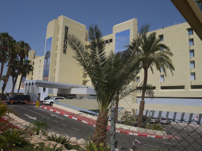 ショッピングモールのカフェで休憩し、<br />タクシーに乗ろうと思っても空車が走っていない・・<br />相方がホテルまで歩いていき先にチェックイン、<br />その後にタクシーに乗ってショッピングモールまで<br />迎えに来ることに。<br /><br />今回泊ったHerods Dead Sea。<br />概観が普通だけど中はリノベーションされ<br />開放的なリゾート空間になっていました。<br /><br />お部屋もブルーを基調にした作りで素敵。