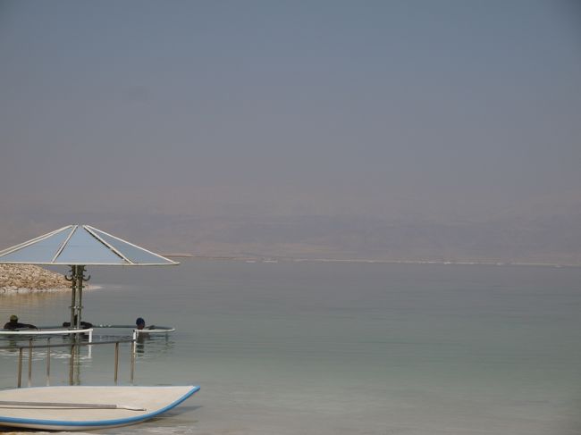 さて、チェックインし水分補給をして<br />水着に着替えいざ死海へ。<br /><br />それにしても暑い・・午後2時の気温は45℃。<br /><br />とうとう来ました、死海です。<br />宿泊客用のエリアのため空いていて<br />ひさしの下でお年寄り達が浮いています。