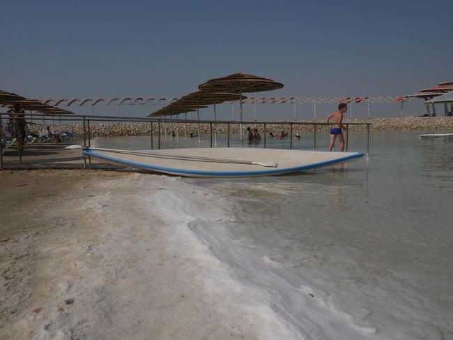 乾いた塩でゴロゴロし裸足で歩くのが痛い場所も・・<br /><br />刺激が強いので15分以上連続して入ってはいけないそうです。<br />子供には刺激が強いので、子供は中に入れず<br />ビーチパラソルの下で砂遊び。<br /><br />死海で浮遊体験。<br />塩分濃度が高い、肌がぴりぴりして痛い・・<br />5分程度で終了。口元に付いた水を舐めると<br />舌が痛くなっちゃった。