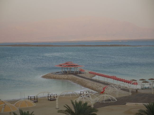 部屋からの眺め。対岸はヨルダン<br /><br />この後はホテルのレストランで夕食。<br />このホテルは朝夕食ビュッフェがついていて<br />食事もバラエティに富み、豪華。<br />コックさん達がローストビーフや中華を目の前で<br />作ってくれるので、何から食べれば良いのか迷いました。<br /><br />子供もいつも以上に沢山食べ、デザートのアイスも<br />2往復。<br /><br /><br />