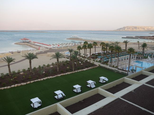 プール<br /><br />天蓋付きベッドも並び無料で使用できます。<br />夕方6時の気温は40℃・・湿度がないので<br />気持ち良い。