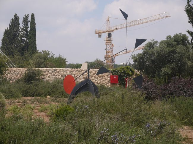 翌日はイスラエル博物館へ。<br /><br />ここもセキュリティチェックを通り中へ。<br />ショッピングモールなど一定の人数が出入りする<br />建物では、入口でのチェックが義務付けられているそうです。<br />テロの危険性が高いからこそ、治安維持の手段が<br />とられているのでしょうね。