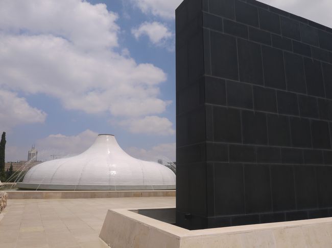 死海文書を見に建物の中へ入ります。