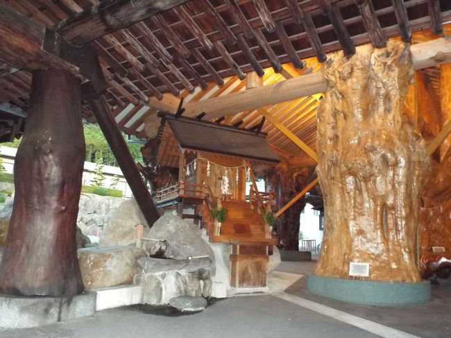 玄関脇に祭られている社です。