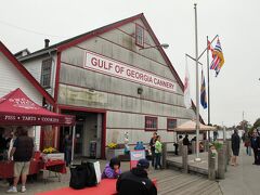 ジョージア湾缶詰工場 (Gulf of Georgia Cannery)です。
1894年から1964年まで操業していたサケ缶詰工場が史跡になっています。
この日はファーマーズ・マーケットのため、運よく入場無料でした。
