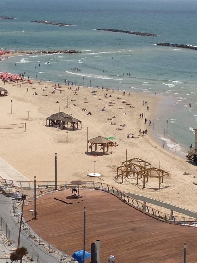 シェラトン・テルアビブ客室からの眺め<br /><br />ビーチと真っ青な空にテンションが上がります。