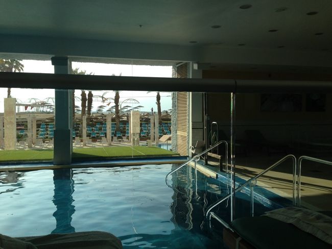 屋内プール<br /><br />死海の水を汲み上げているので塩分濃度も高く<br />浮遊できます。