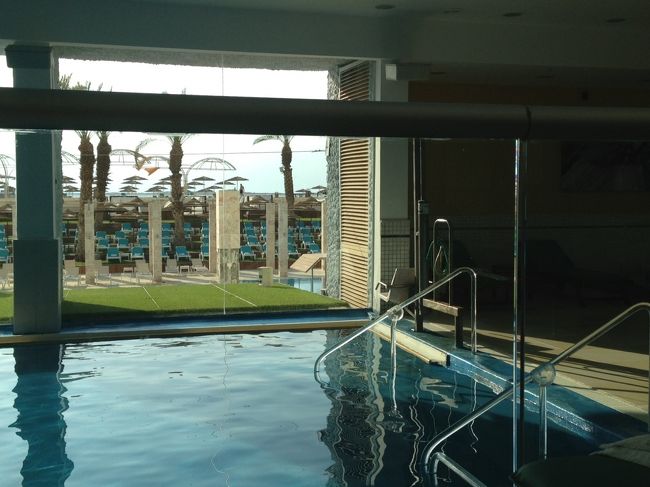 プール横にはデッキチェアが並び<br />ミネラルウォーターのボトルが置かれています。<br /><br />他にジャクジー、シャワー、サウナ、スパがあり<br />マッサージなども受けられるようです。