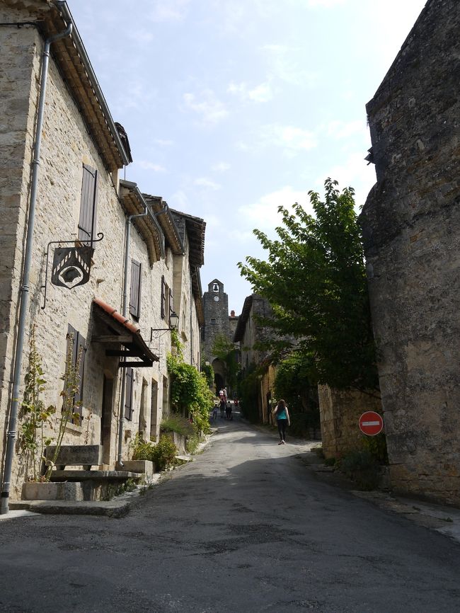 最初に訪れたブリュニケル（Bruniquel）です。トゥールーズの空港でレンタカーを借り、モントーバン経由で行きました。<br />アヴェロン川とヴェール川の合流点にあり、サンティアゴ・デ・コンプステーラ街道の一部でした。<br />こじんまりとした村で道も狭く、ゆるやかな坂道を上って城に行きました。この村は余り観光地化されておらず、人もそれ程多くはありませんでした。<br />（駐車場情報）<br />村の入り口の手前、１５台分くらいでほぼ満杯状態でした。