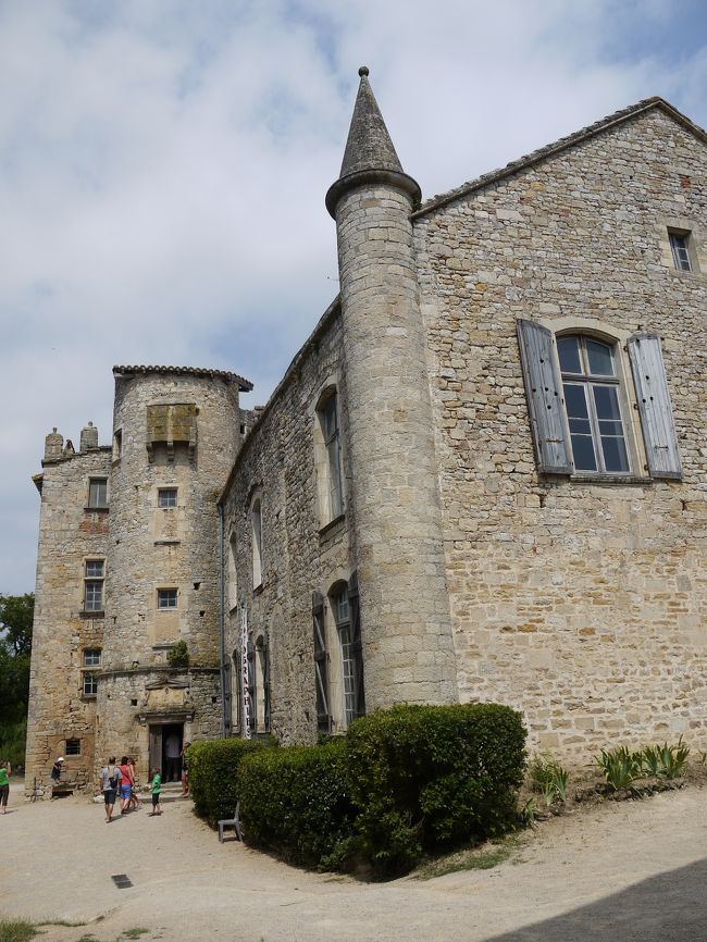 城の中です。村の一番高い場所に建っています。３つ位の建物群に分かれており、中は３から４層くらいになっています。中はある程度修復されていました。