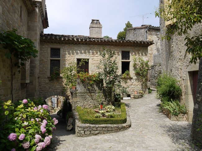 村の中です。所々に綺麗な花が飾られていました。村内の道は広いものはなく、細い道が迷路のようになっていました。<br />村にはレストランは２軒くらいしかなく、ここで昼食を食べましたが結構混んでいました。