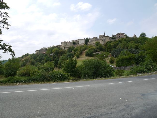 ２番目に訪問したピュイセルシー（Puycelsi）です。１番目に行ったブリュニケルから２０分くらいです。<br />この写真は村内に入る手前にある駐車場の入り口辺りから撮りました。村に向かって坂道が続いています。<br />比較的大きな村で、全体的に整備された村と感じました。丘の上に周りを城壁で囲い外敵に備えていました。村内や村への道は比較的広かったです。<br />（駐車場の情報）<br />村の入り口、坂の下に３０台分くらい。坂道を上って村に入ります。