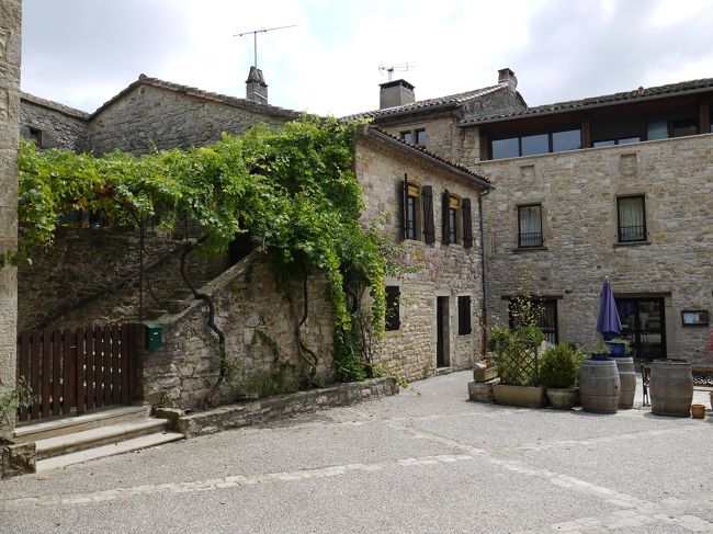 村内です。この写真の右側にレストランがあり、多くの観光客が入っていました。<br />また、この場所に広場があり、そこから下の方にのどかな田園風景が広がっているのが見えました。