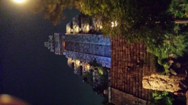 時間になり、センター・オブ・ジ・アースへ。<br /><br />初回にきたきり何年かぶりのライドで<br />海底２万マイルとごっちゃになり。<br /><br />「タコ出てきたよね？」<br />「光ってなかった？」<br />「降りるとき階段？」<br />挙句の果てには「最後写真なかったっけ？？？」<br /><br />おそらく周りのヒトの失笑を買っていたのではないかと。<br /><br /><br />夜の魔宮。<br /><br />薄暗くてなんだかちょっと怖い。<br />夕ご飯はユカタンキャンプ。<br />ビールを飲んで、さー帰るぞー。<br /><br />子どもの友達と、私の職場用に<br />出口付近でお土産購入。<br /><br />出口の噴水もきれいでしたよ♪<br /><br />さーしばらく来ないなー。