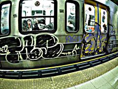 ブエノスアイレスの地下鉄は結構日本と縁があるようで、1913年には既に開通していたようです。

日本では、1927年12月に最初の地下鉄（上野-浅草間）が開通。その手本として当時、ロンドンやここブエノスアイレスが視察の対象となったようです。

今走っている車輌にも日本製が多いそうです（地球の歩き方参照）。

この地下鉄に乗って、目的地まで移動です。

しかし、残念ながら....写真のように、昔のニューヨークの地下鉄と同じ状態....。

落書きは、その国の社会状態・精神状態を　表しているといえるかも...。
