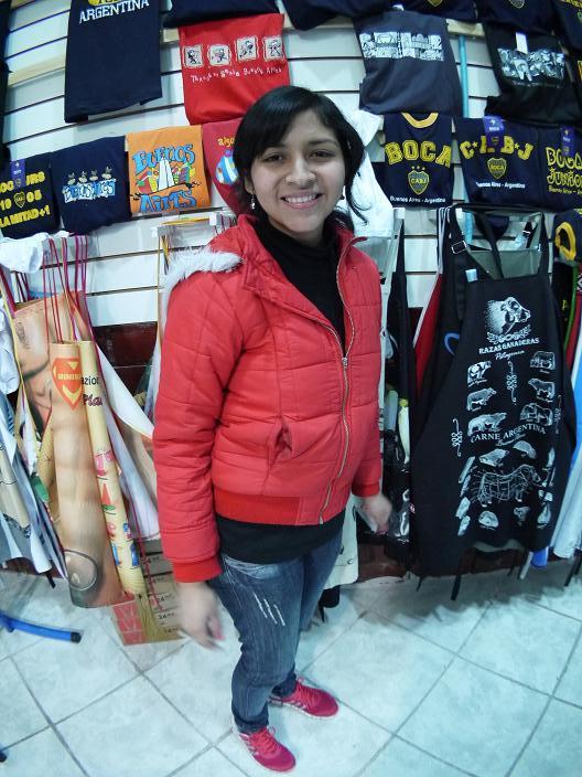 お土産屋の娘。アルゼンチンの方々は、基本的には、親日の方が多いです。