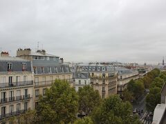 パリ到着が夜だったので、翌日の２日目から観光スタート。
朝、窓の外を見ると、どんよりとしたお天気。
なので、まずは屋内で楽しめるヴェルサイユ宮殿へ行くことに決定。