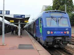 ヴェルサイユまでは、ツアーに参加せず、
地下鉄と電車を乗り継いで行ってみました。