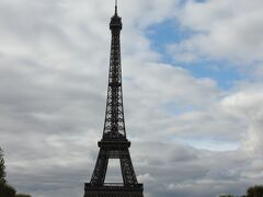 ヴェルサイユを後にして、エッフェル塔が見えるシャン・ド・マルス公園に来ました。