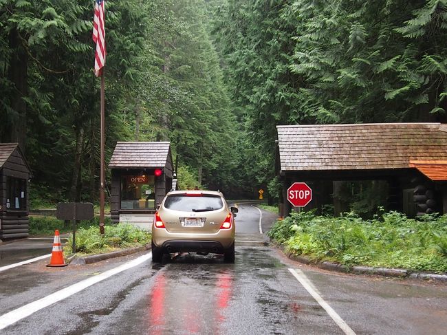 残念ながら雨模様。車1台15ドル払って入園します。